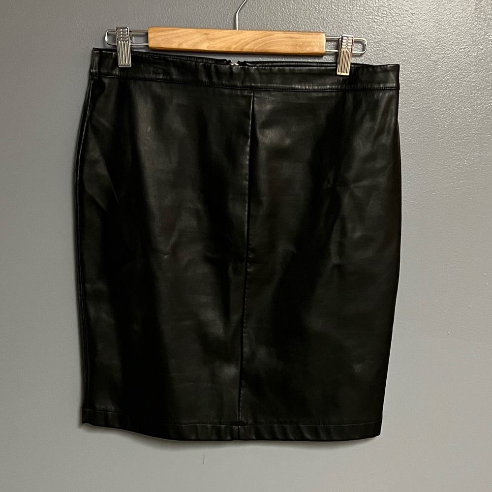 Cupcakes and Cashmere black faux leather skirt with zipper Never worn size 8